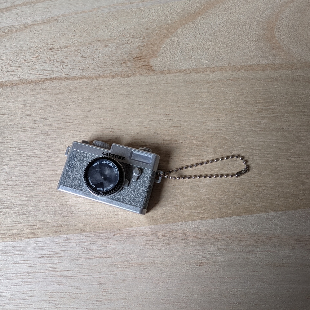 Miniature Camera Keychain - Picture 4 of 9